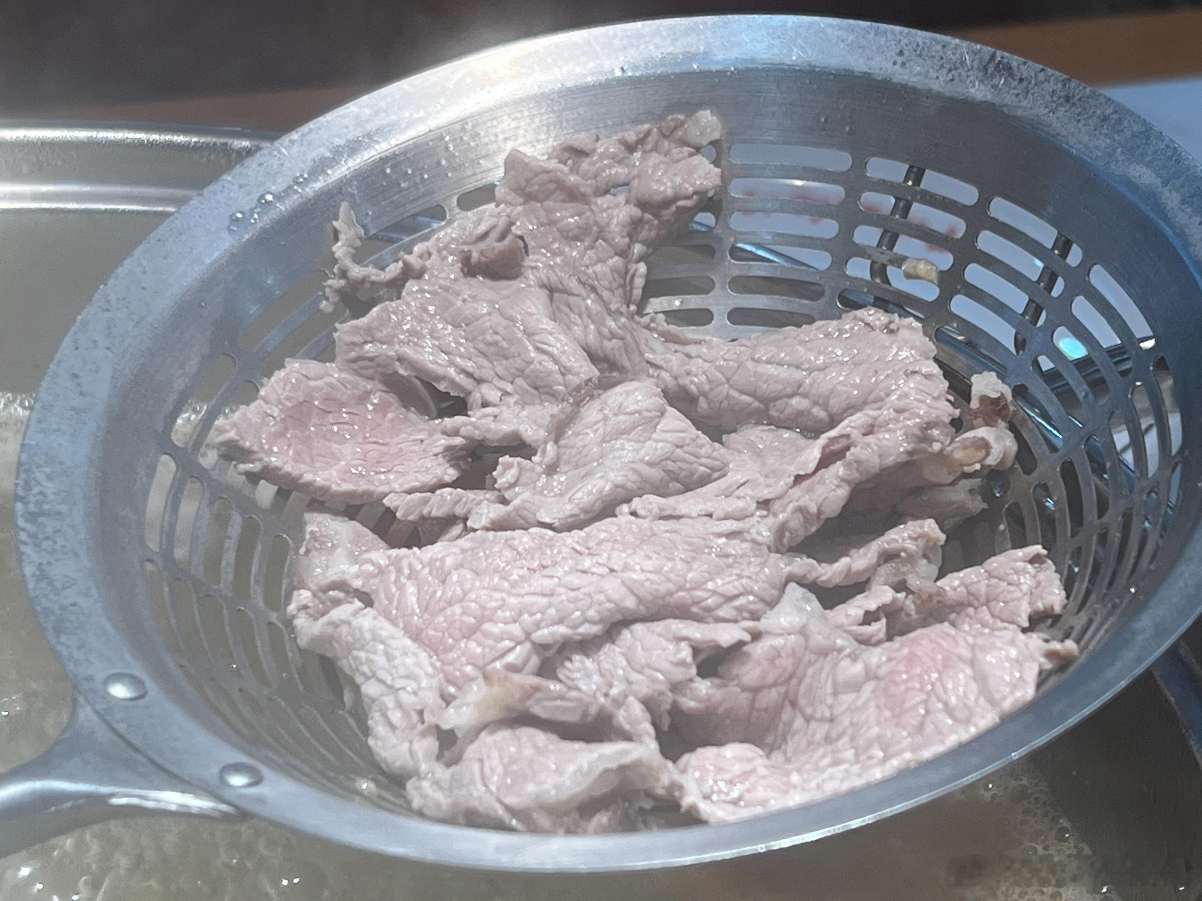 沧州宜家评分还挺高的潮汕牛肉火锅店，我特意问了服务员这是牛肉还是猪肉，她说是牛肉