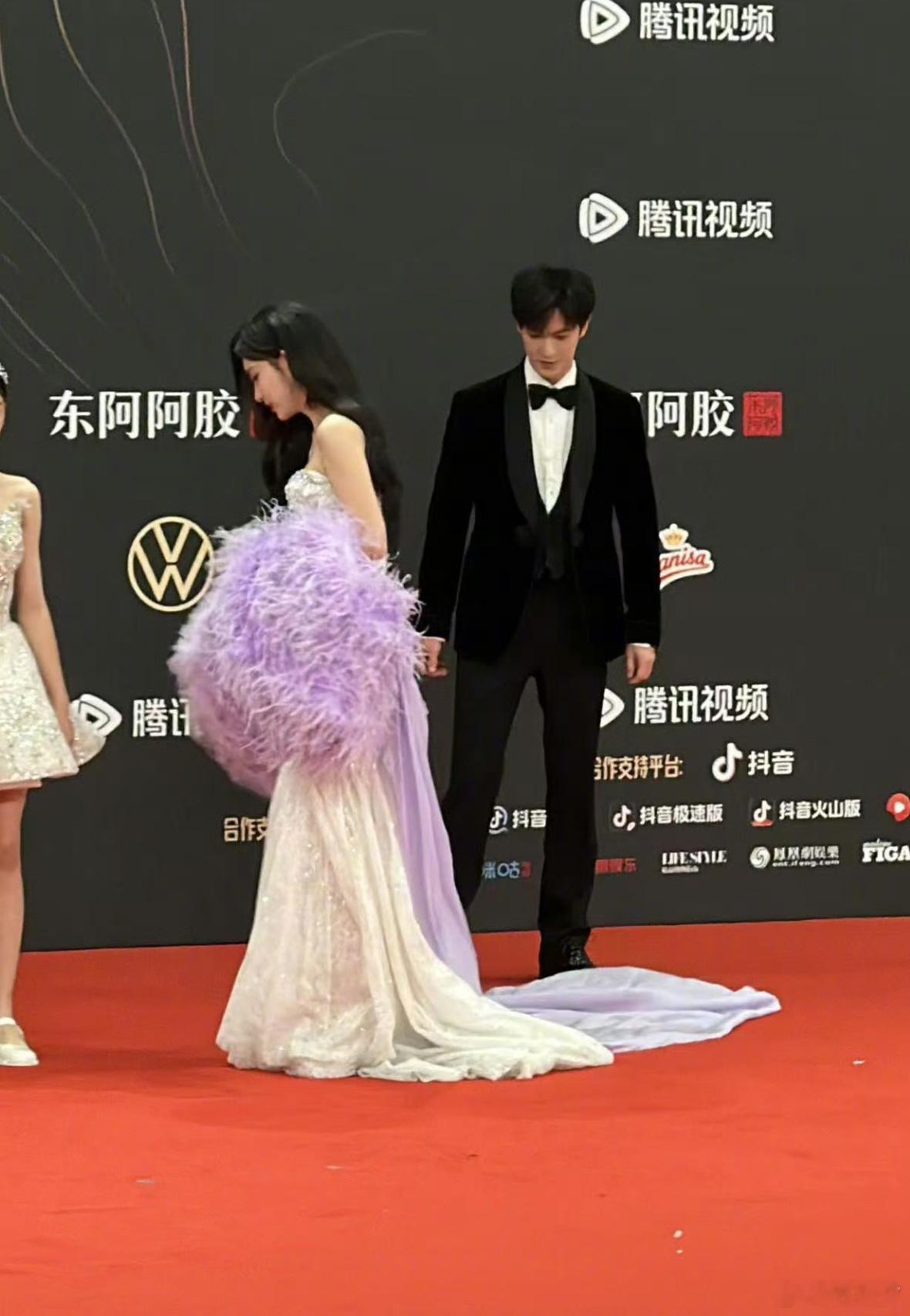 李昀锐帮孟子义整理裙摆 昀牵梦绕，咋就是说你们直接原地结婚好吧，，这撒的糖简直不
