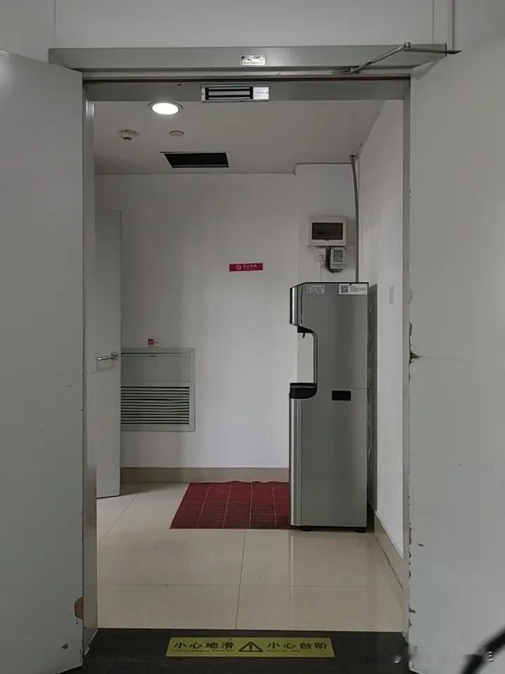 准备做个白内障手术
今天亲戚到医院咨询，准备做个白内障手术，右眼只有0.5，符合