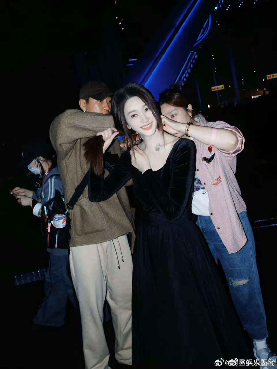 李小冉我P都不敢P这么白我的天啊白的和别人不是一个图层 