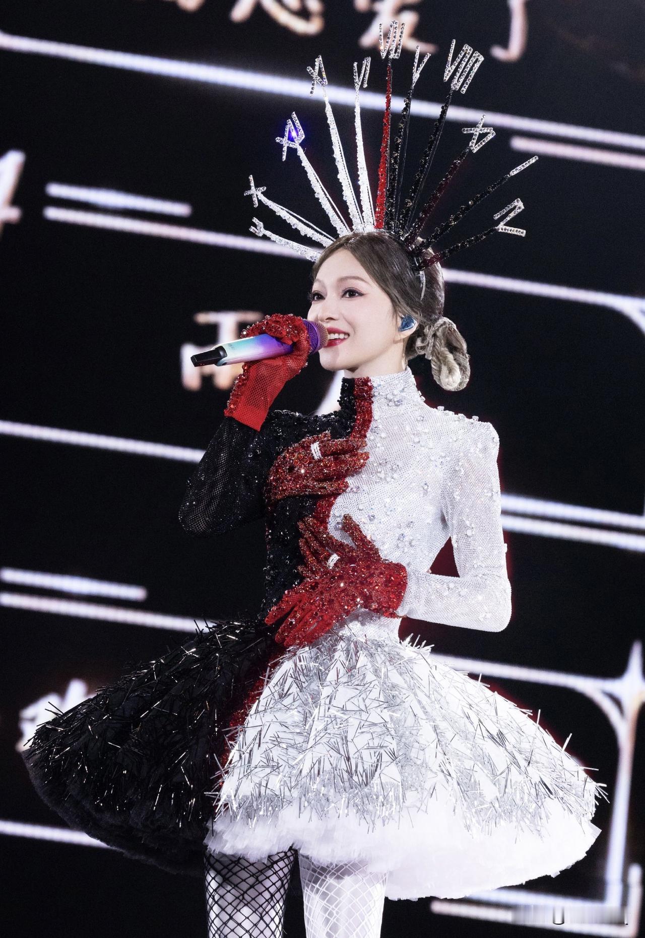 张韶涵的造型师是真的有点东西的，不单单在服装上下功夫，连头饰都做得如此精美，让张