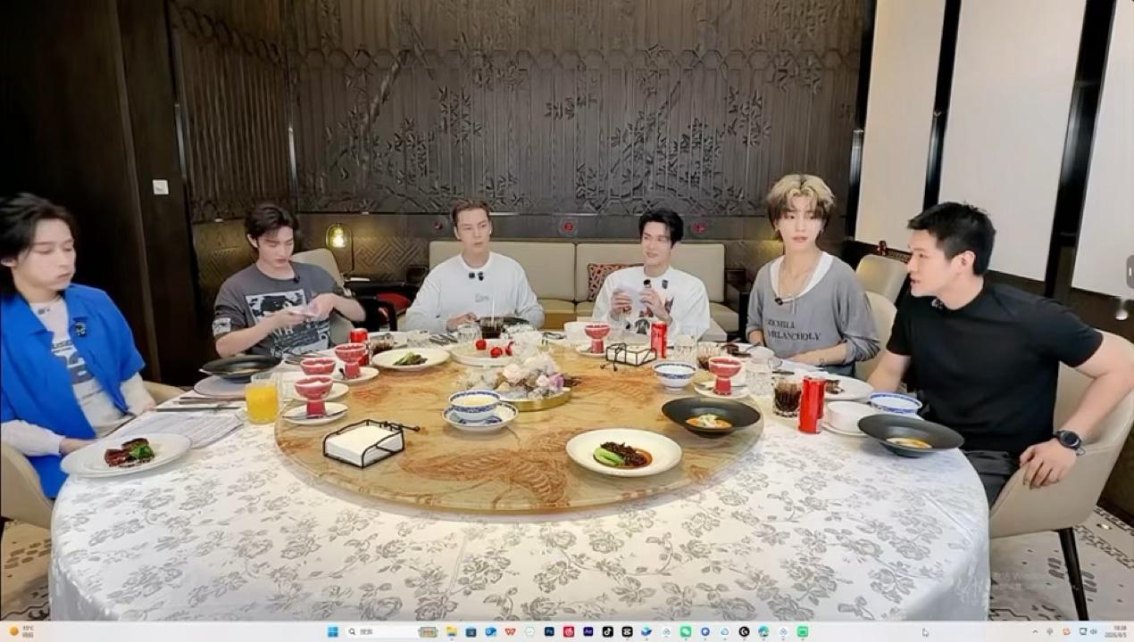曾舜晞狼人偷偷藏不住陈伟霆曾舜晞还没开始认真吃谁能忍住不笑！狼人游戏闭眼环节，曾