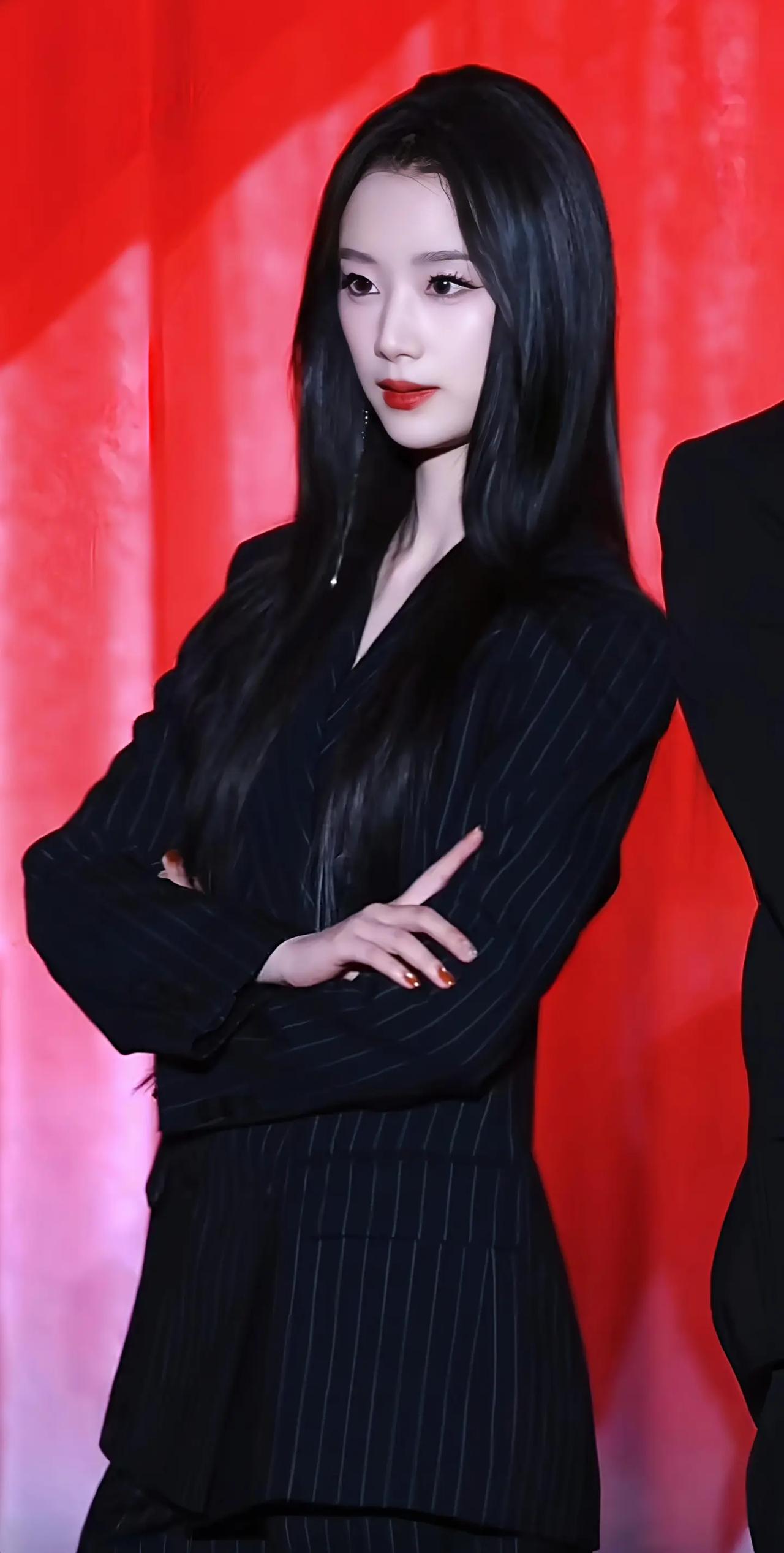 2026年1月底红果短剧的当红派对上，王小亿的造型堪称一绝。她用杏色缎面裙搭配黑