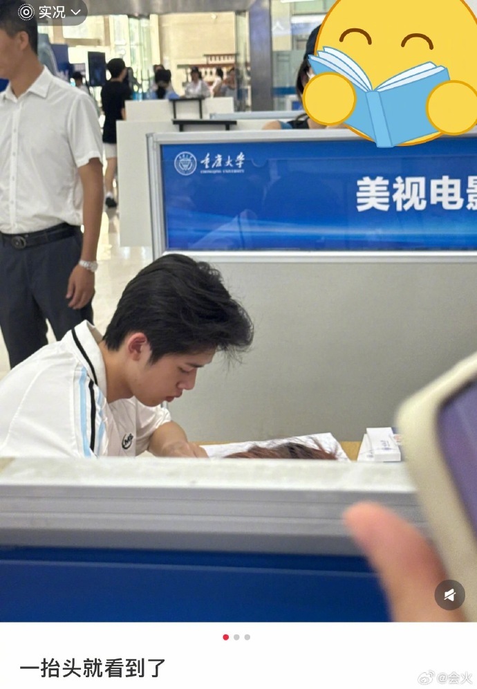 官俊臣男高已进化成男大官俊臣重庆大学路透 官俊臣从男高到男大，奔赴重庆大学报到，
