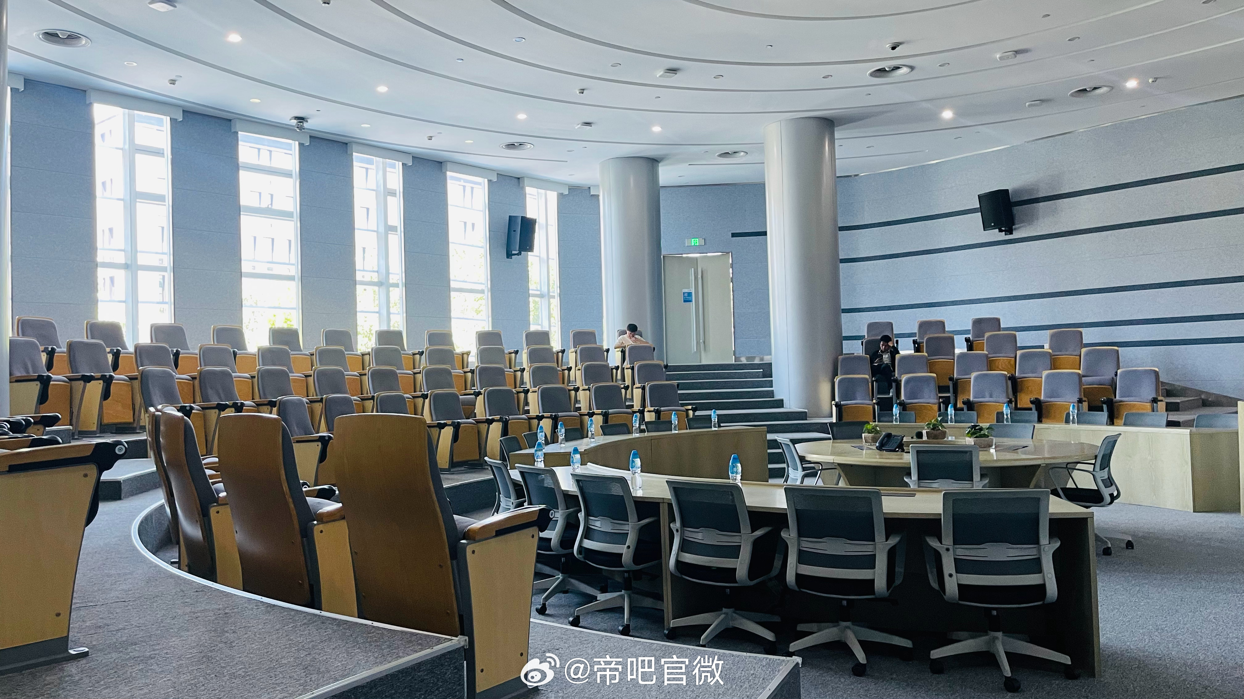 感谢邀请，能够参观新浪总部。虽然没能遇到“夹总”去拔根头发，但看到了⭐丰富的员工