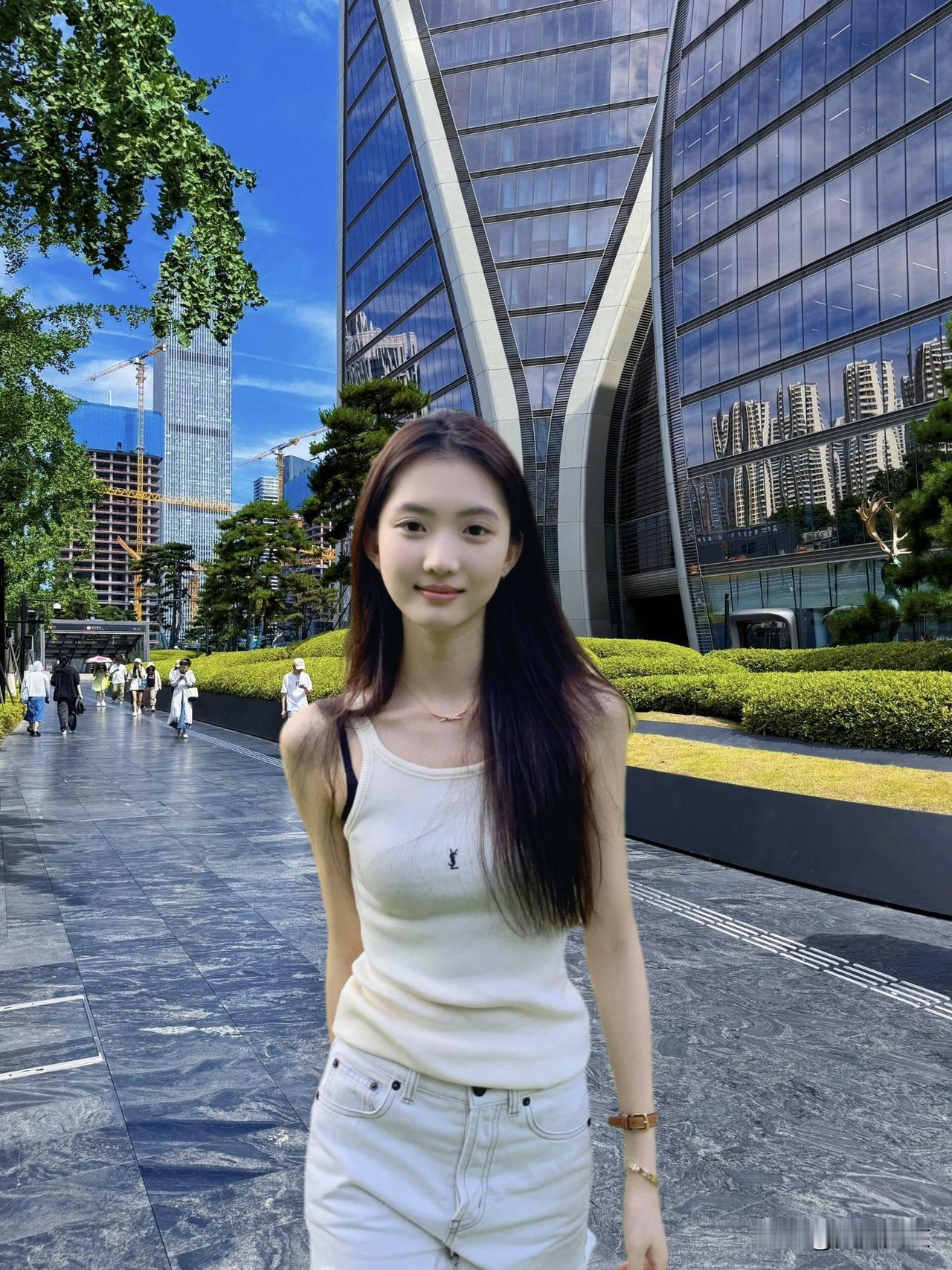 阳光明媚的午后，漫步在现代都市的街头，感受生活的美好。