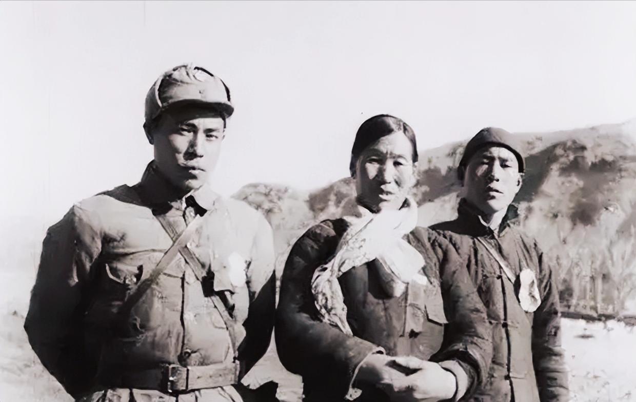 抗战时，八路军女交通员正要进城送情报，没想到当天敌人检查的非常仔细，交通员看后顿