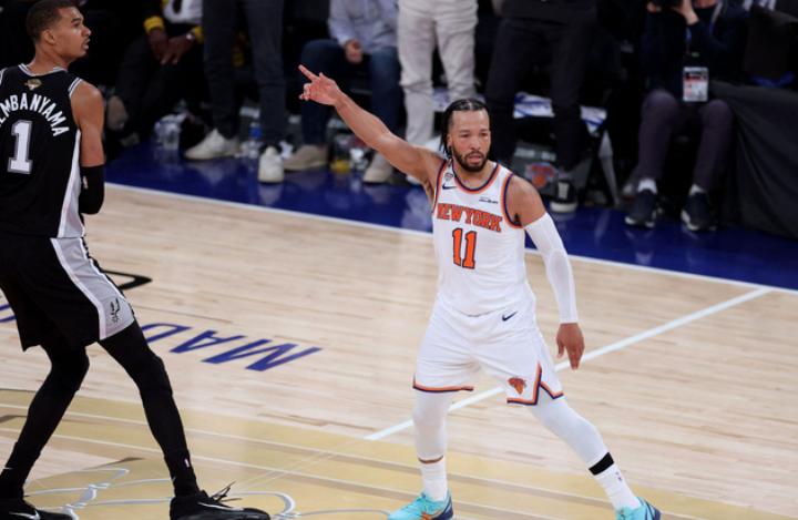 NBA总决赛，尼克斯对阵马刺的G4比赛中，出现了非常奇葩的一幕。尼克斯还是要小心