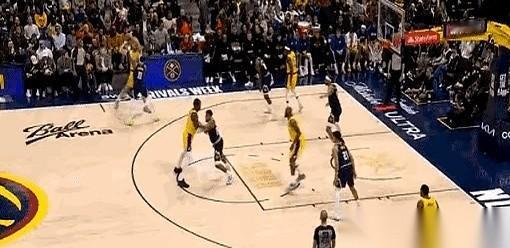 讲真，湖人打掘金这场，替补席末端的蒂米，连摄像机都懒得给他镜头。
教练大手一挥，