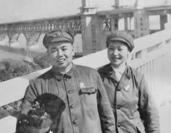1943年，37岁的许世友在新婚之夜对19岁的妻子说了一句话后，突然拔出手枪对准