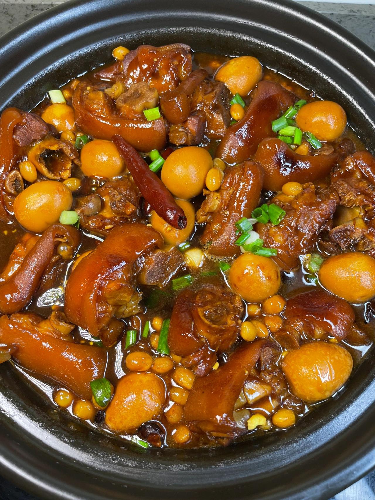 我妈做的拿手菜！！好吃到，红烧猪蹄！软糯脱骨！
肉质鲜嫩，入口即化，色香味俱全，