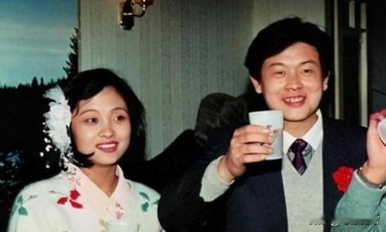2005年，傅彪换肝去世后欠下了200多万的巨债，张秋芳立刻出售家中的别墅还钱，