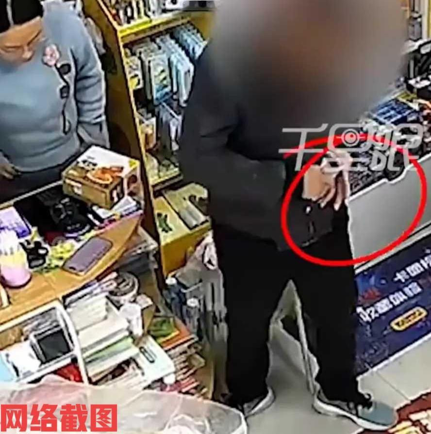 浙江杭州有零食供货商给小店供货。

这天供货商照常挨家挨户的送货，只是这供货商行
