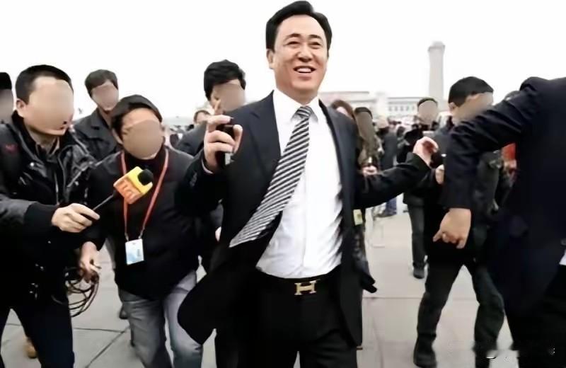 出来混的，总归要还。
许家印被一审判处无期徒刑
当年在人民大会堂前，系着爱马仕皮
