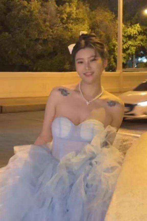 她如同一朵飘忽不定的云，闯入了我的世界。她，像雾一般神秘，像雨一般温柔，又像风一