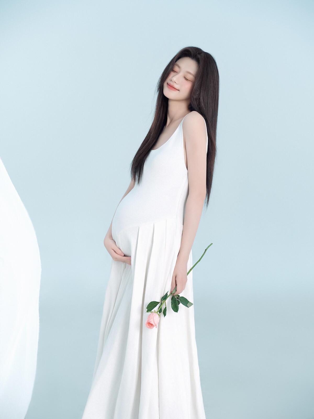 是风轻轻碰了下裙摆，也是心跳悄悄贴近肚皮的弧度。
-
白纱裹着温柔，黑沙发衬着柔