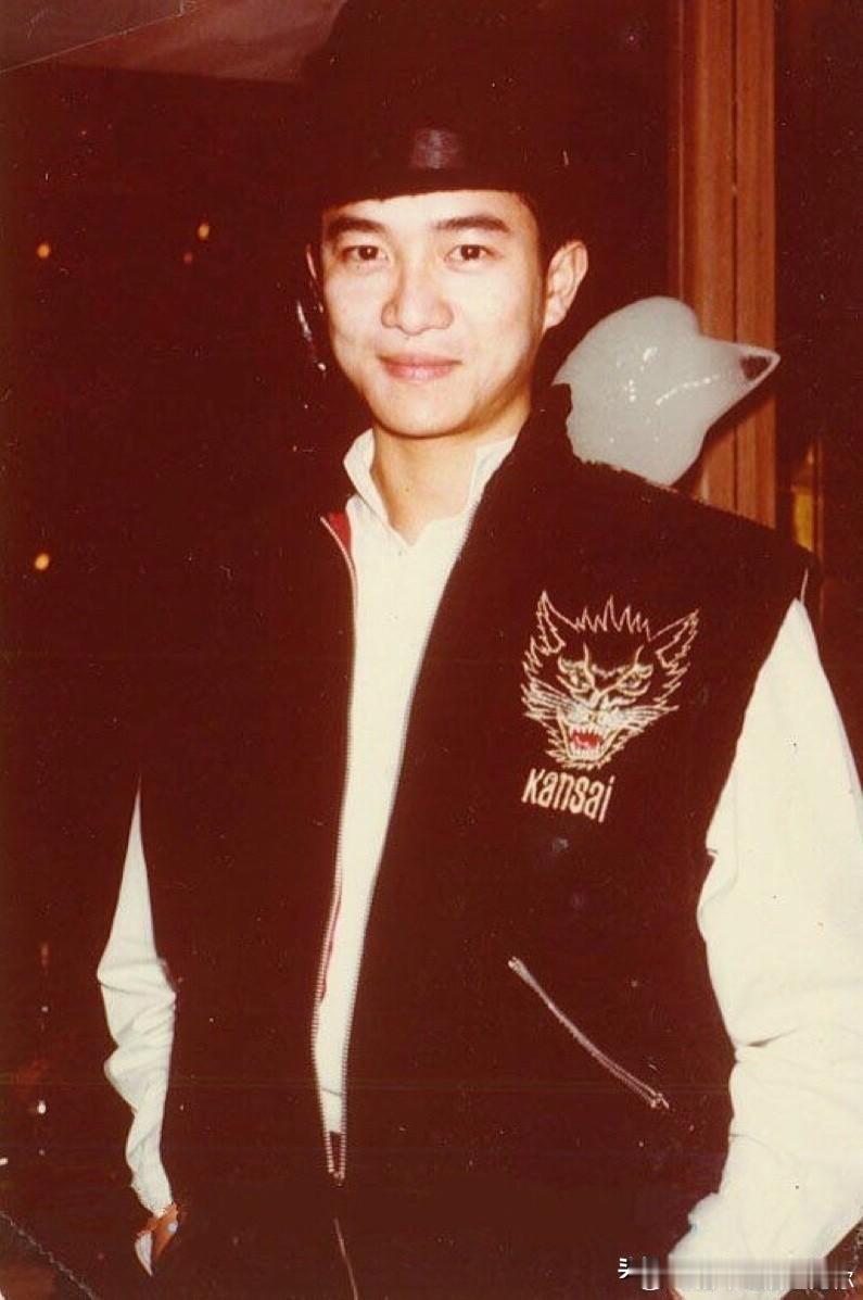 🎆永远的陈百强👉镜头里的他，戴着黑色帽子，黑马甲绣着精致的纹路，衬得白衬衫格