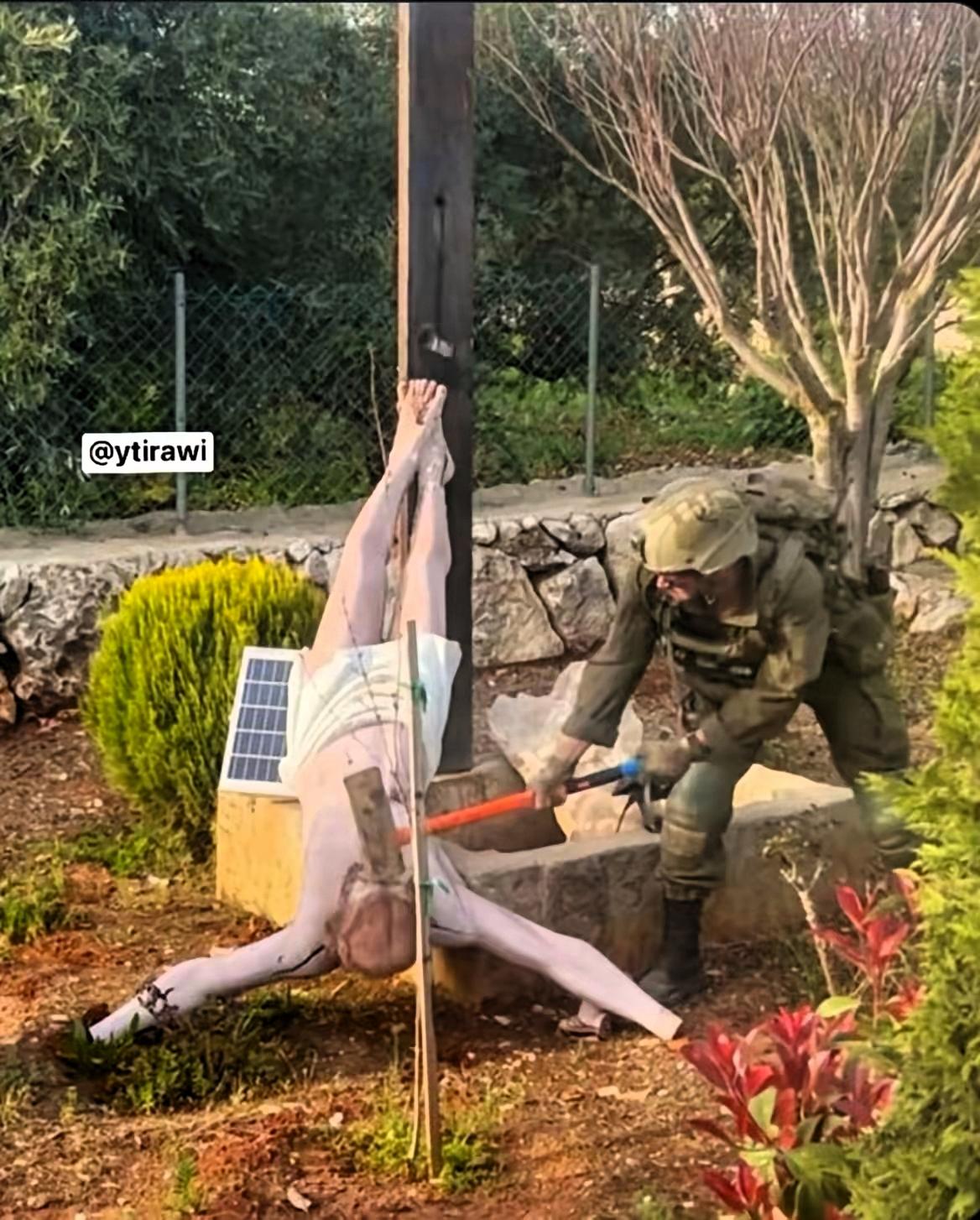 以色列军方对社交媒体上发布的一张照片展开调查，照片显示一名以色列士兵正在黎巴嫩南