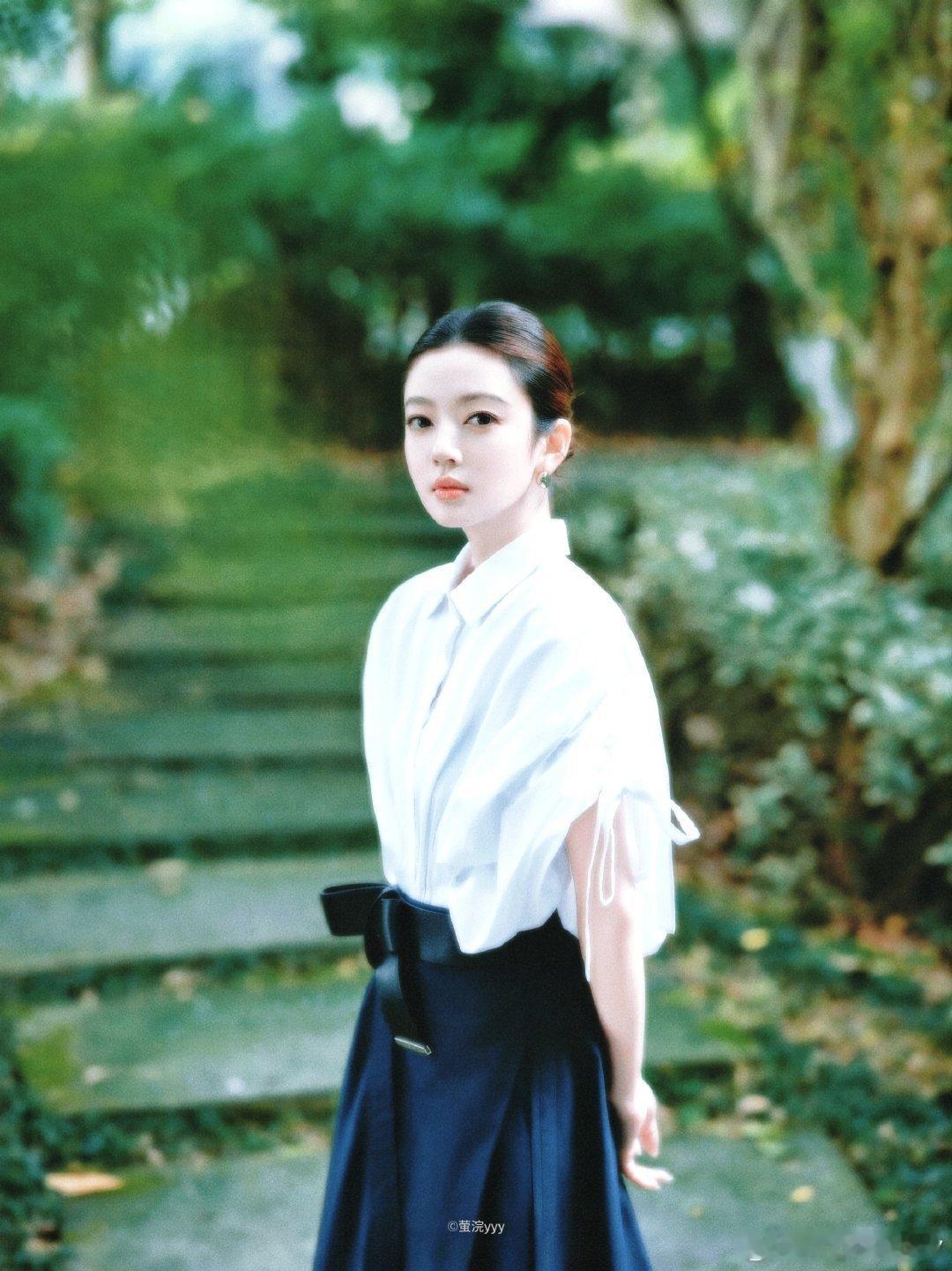 野狗骨头开播藤城故事正式拉开帷幕，全员上线开启一段浓烈又执拗的过往，今晚一起追剧