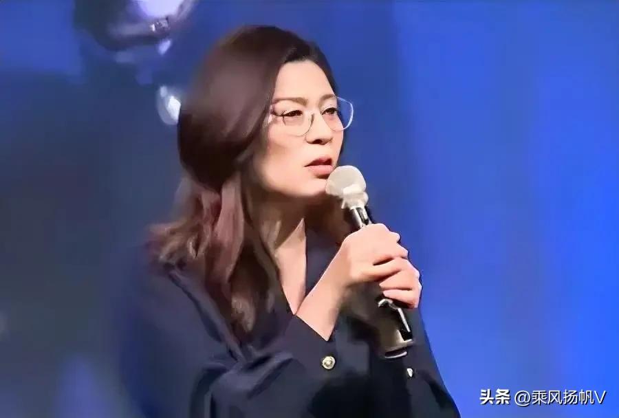 国民党主席郑丽文3月28日在出席一个眷村活动时，竟然附和民进党的“台独话术”，妄