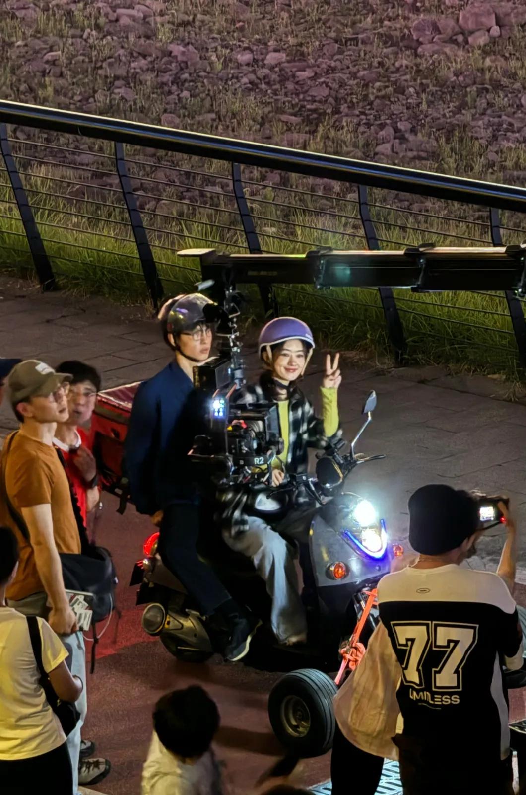 在重庆洪崖洞江边公园偶遇赵丽颖拍戏了
虽然只能远远的看她一眼
女明星就是女明星
