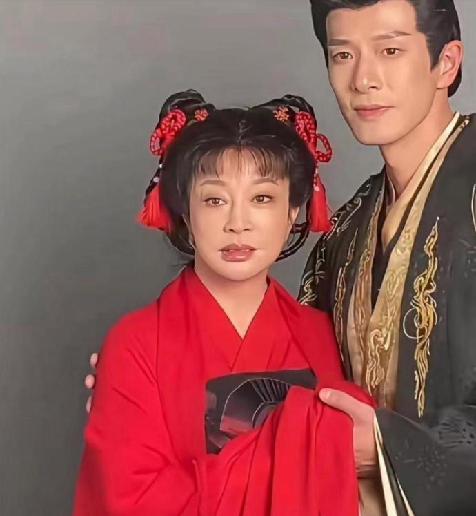 2026年刚开春，短剧圈就炸了一颗雷。75岁的刘晓庆扎着双马尾，在《锦绣安然》里