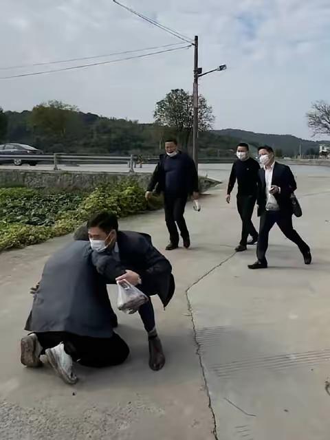 这则故事充满温暖和人性光辉，体现了在困境中涌现的善意与感动。以下是对事件的简要总