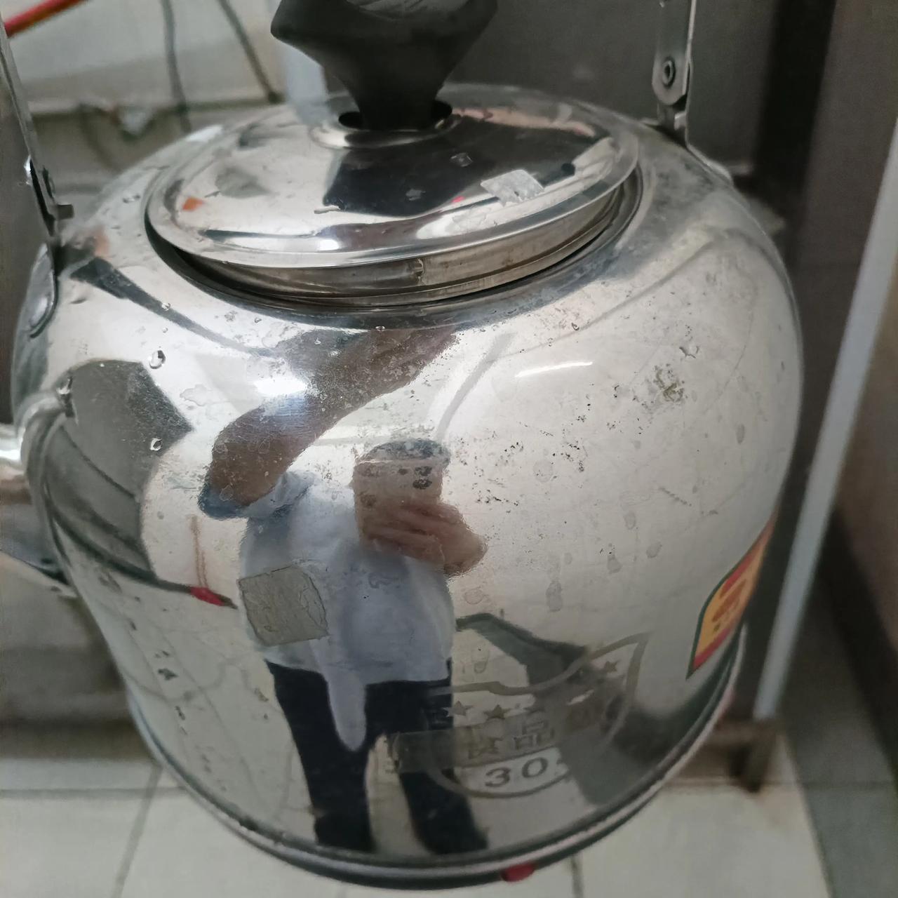 这个水壶是我在新安厂就买来烧水洗澡的，没想到新安厂倒闭一年多了，还用得好好的，跟