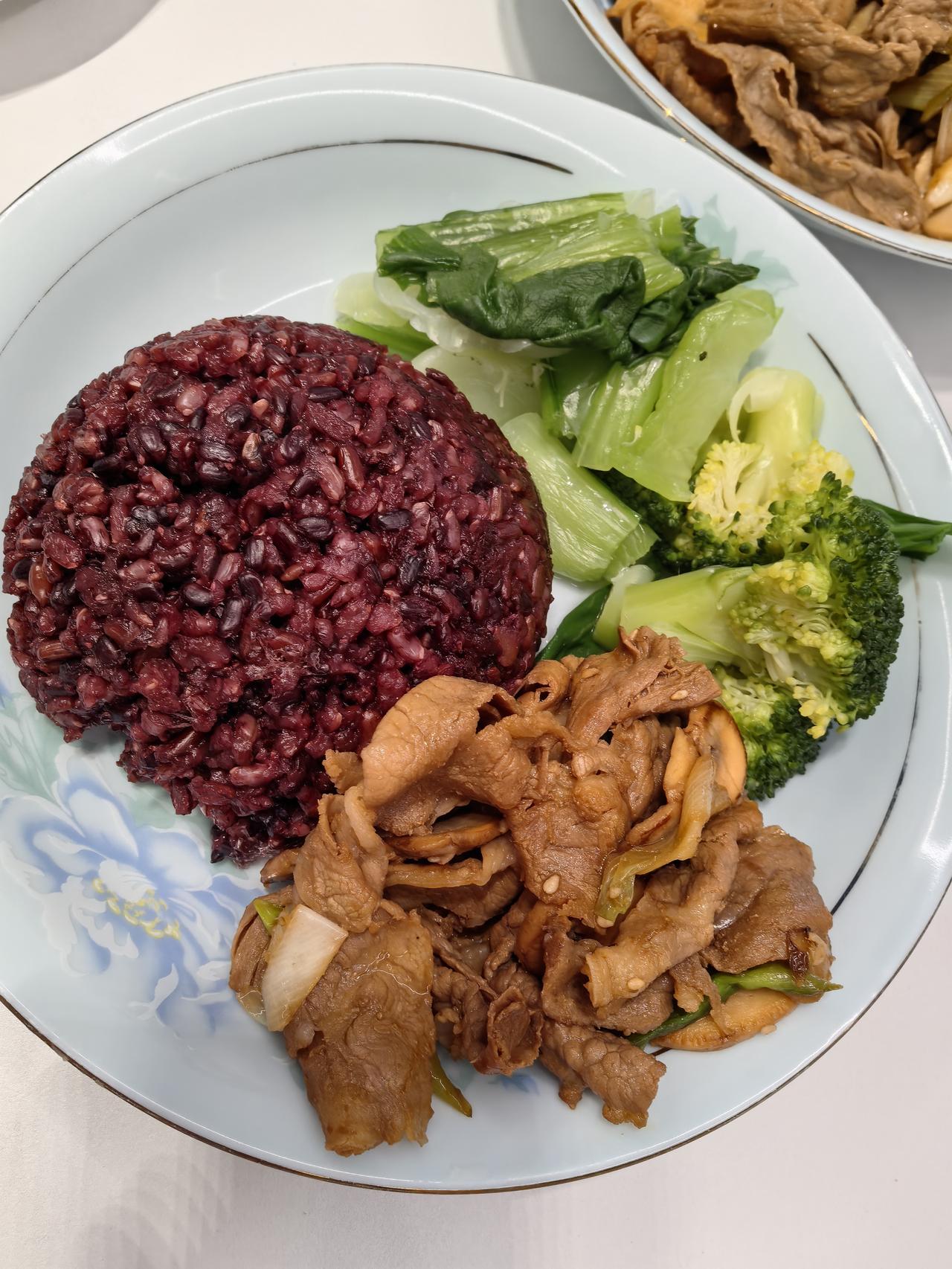 昨天是小寒，我们一家三口在家里吃了顿热气腾腾的老北京涮肉，六小盒牛羊肉卷根本吃不