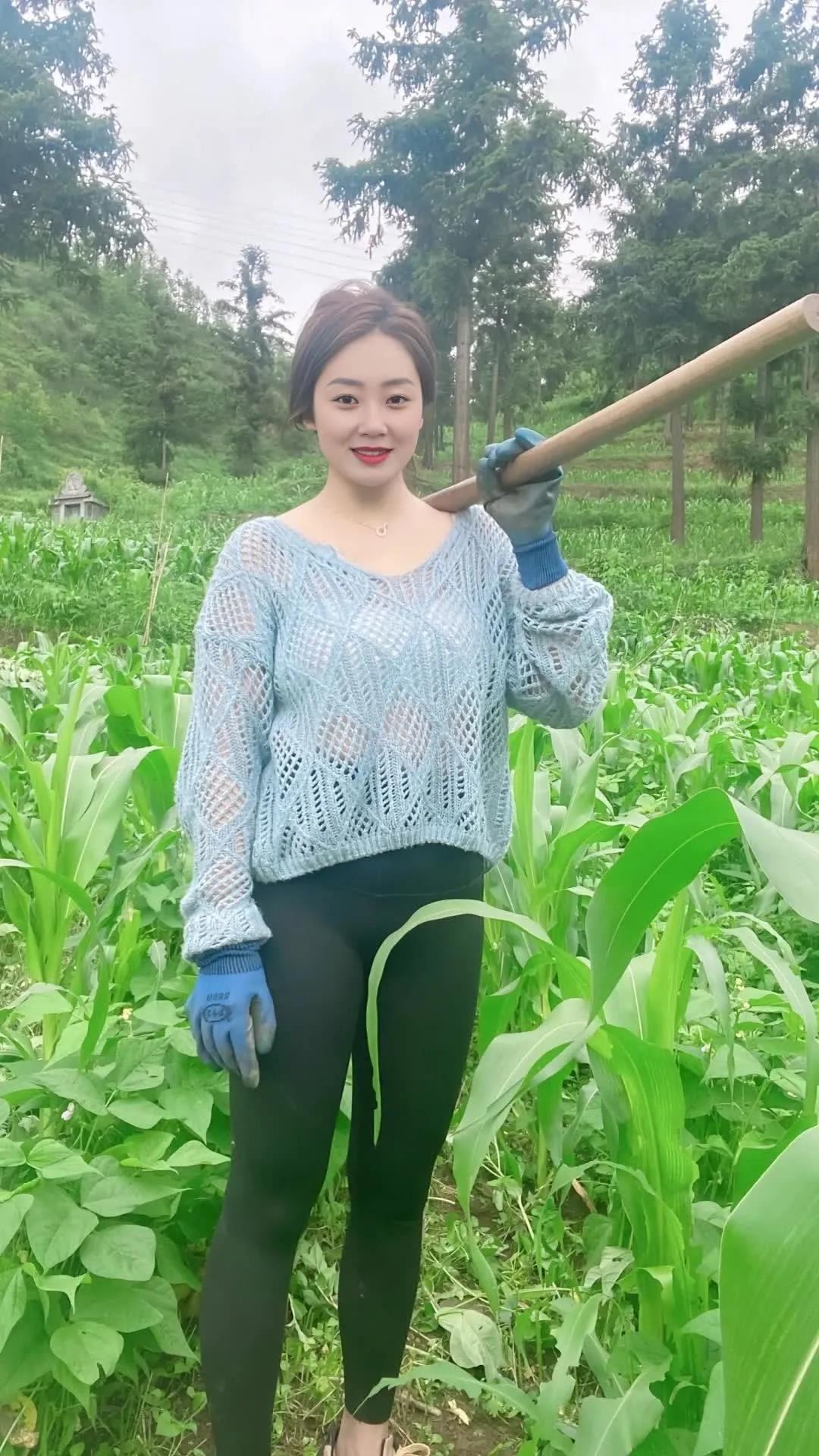 离婚的女人得自力更生，扛起锄头就是干，劳动致富！#最美农村妹纸# #村姑也要美哒