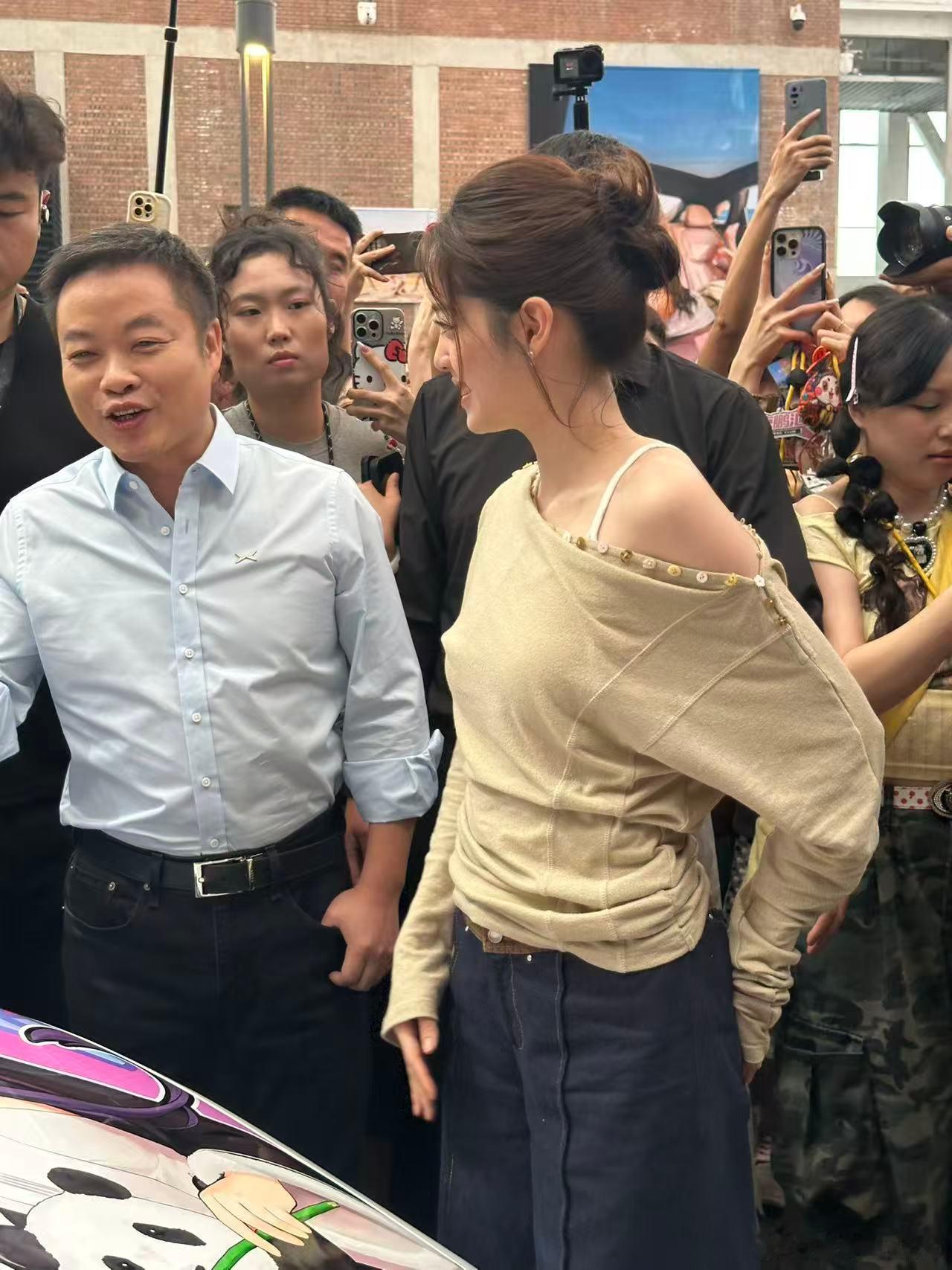 大师兄与欧阳娜娜现身小鹏MONA 03 Max发布会现场！小鹏MONA发布会太会