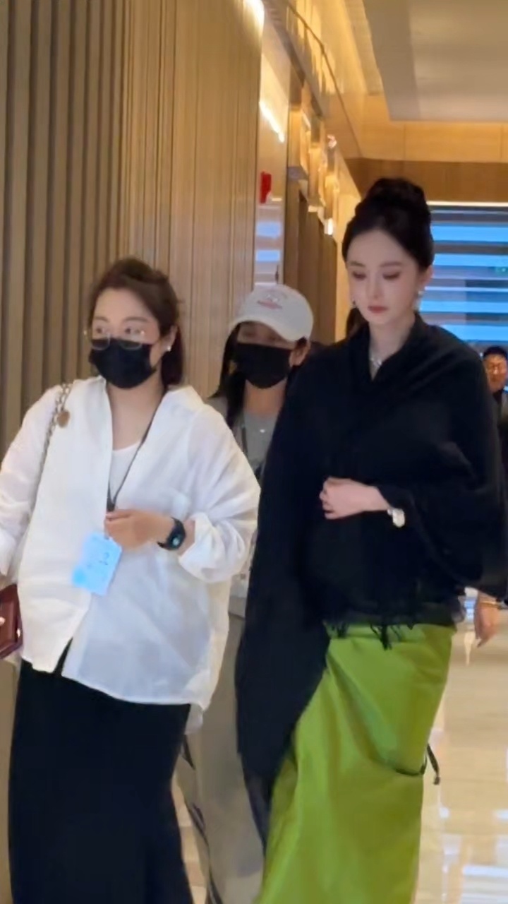 杨幂亮相白玉兰红毯路透，身穿prada特别定制出席本次活动，第一次穿prada定