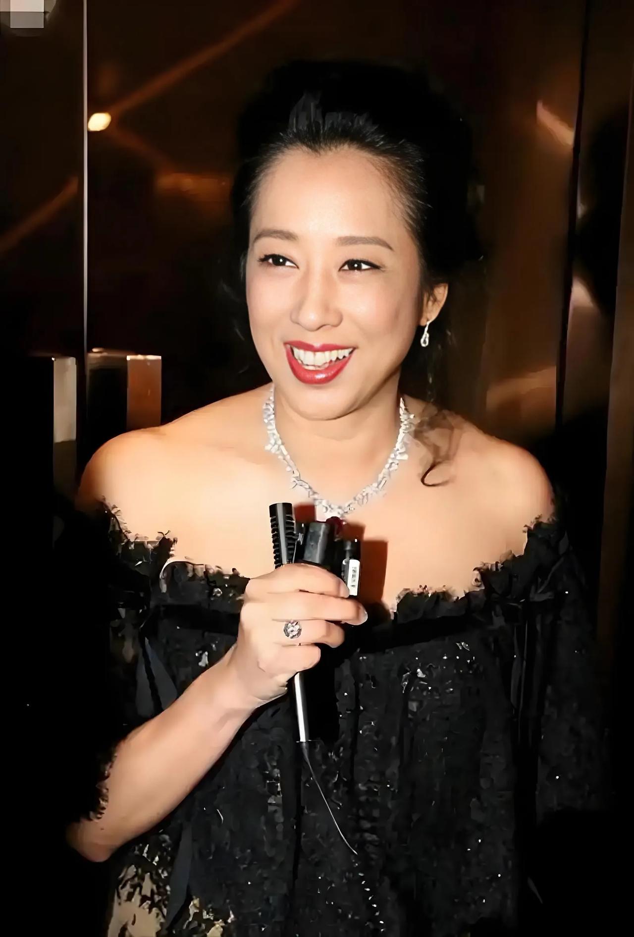 传了近两年的朱玲玲罗康瑞婚变传闻，终于在5月迎来了最实在的回应。有人在佛山街头偶