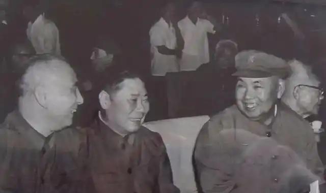 1949年11月，解放军司令员杨勇刚回到房中，马上就被人用枪抵在了后脑勺上，再一