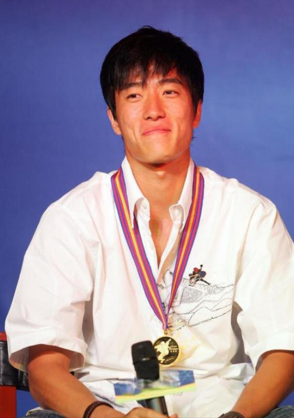 2004年刘翔跨栏夺冠后，开发商送他一套225万的房子，他豪气地送给教练，不料，