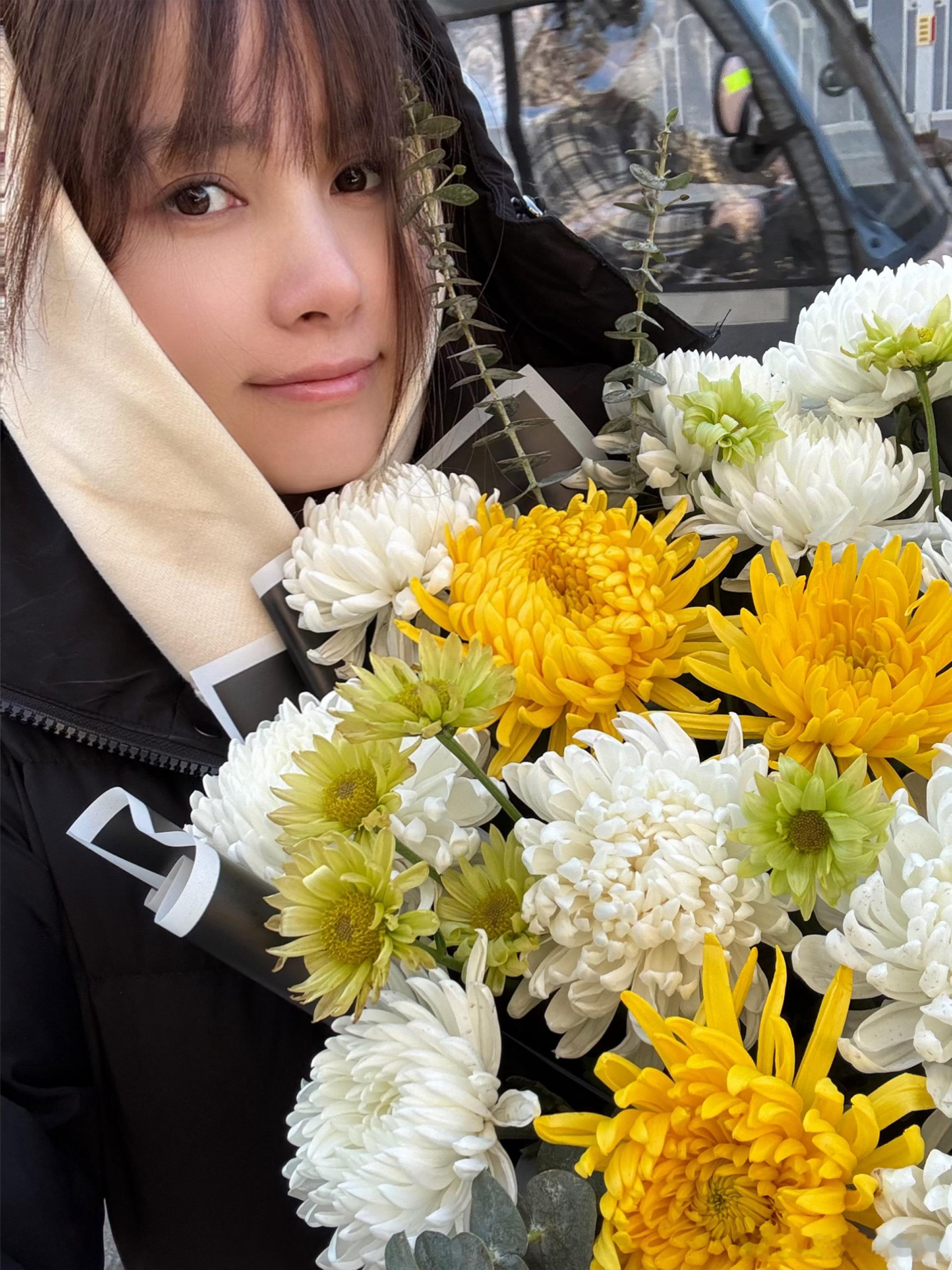 第一个没有奶奶的年 起床第一件事就是带上花儿去看她 阳光正好思念正浓[可爱] 