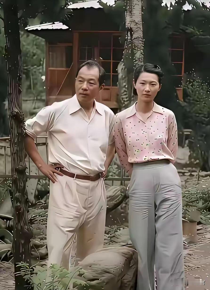 这是张学良和赵一荻的一张合影，拍摄于1947年10月，当时张学良46岁，赵一荻3