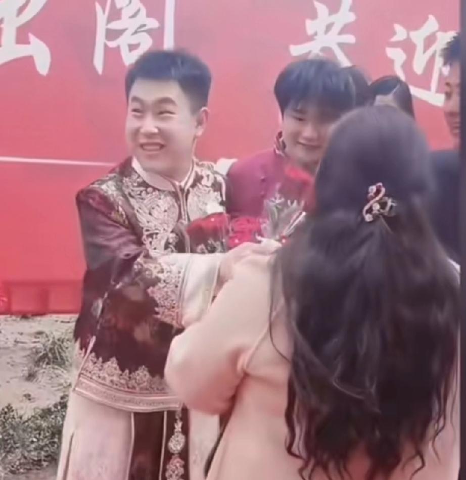 解梁静的男朋友居然是她恋爱了八年的同窗好友，男友英俊潇洒，有人说抱新娘子上轿的环