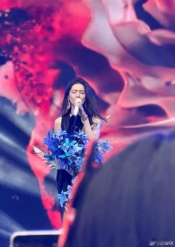 陈昊宇彩排照 泡泡岛彩排现场，陈昊宇小眠造型酷炫，气场十足，每一个动作都充满律动