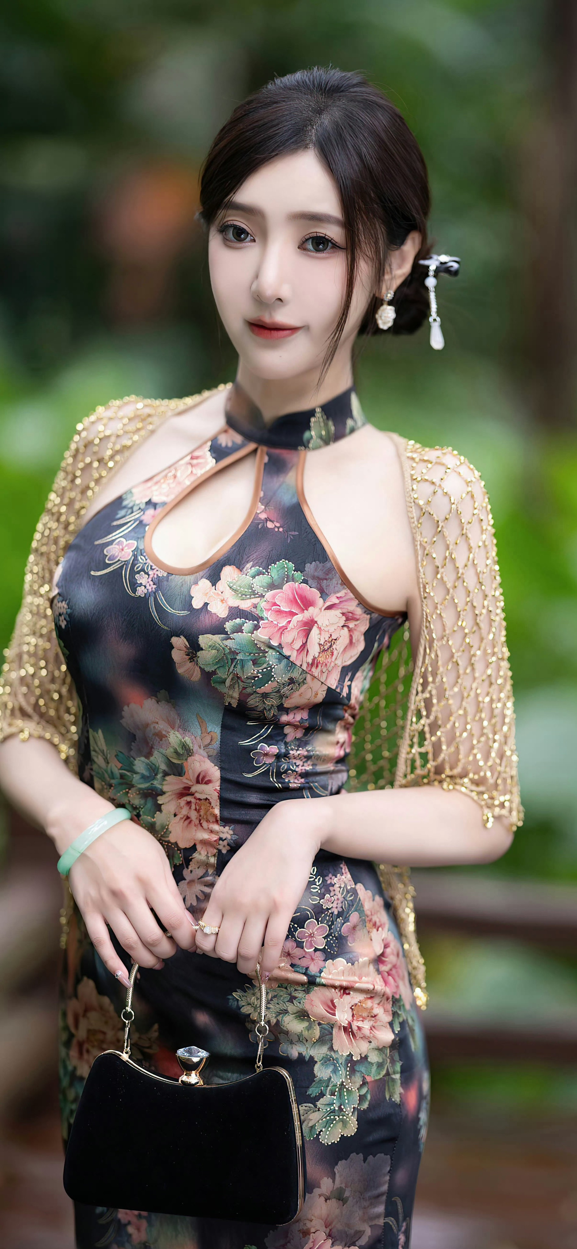 什么样的女命八字会“克夫”？1.  婚姻宫坐伤官：日支为甲午、乙巳、庚子、辛亥等
