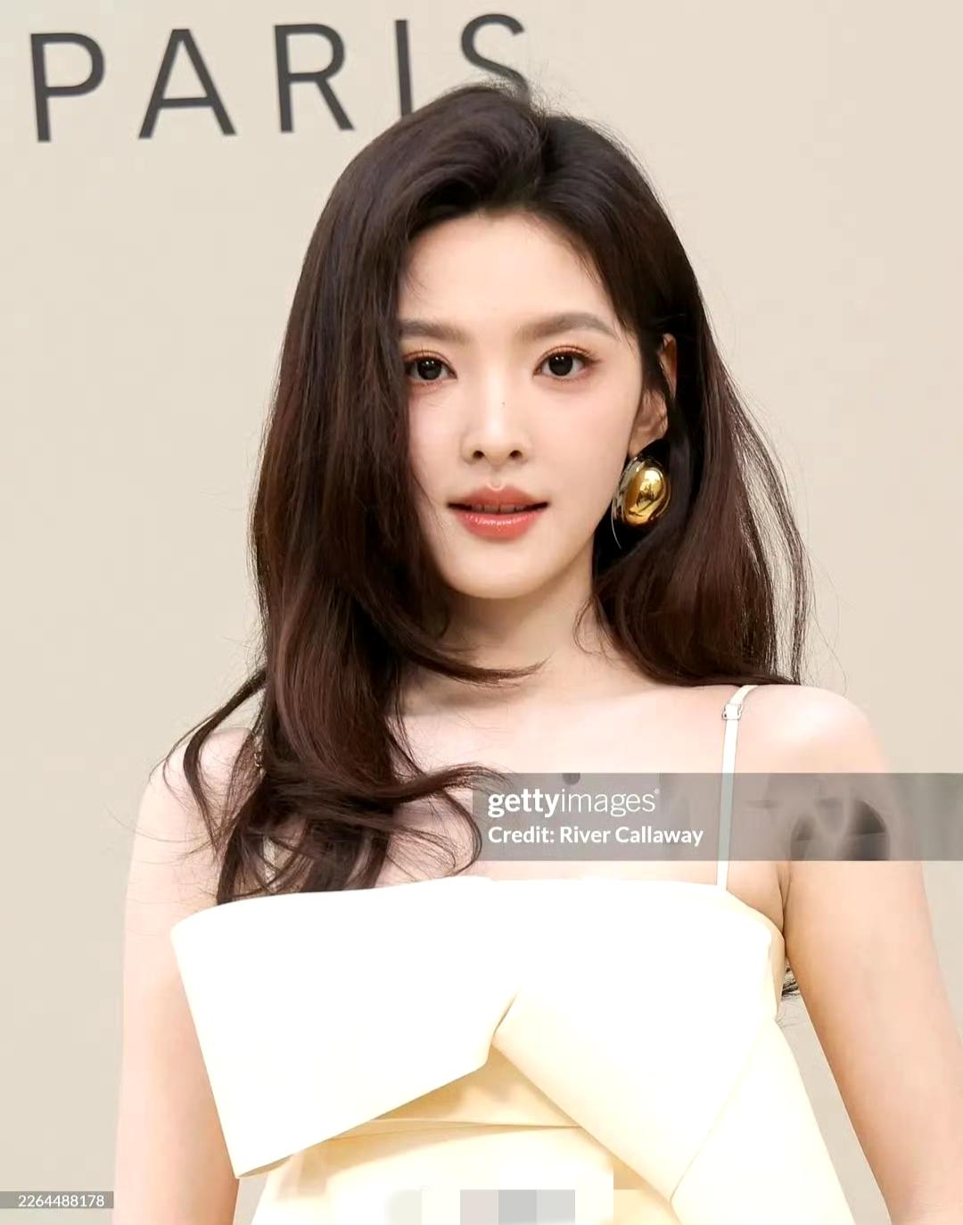 章若楠时装周G社生图杀疯了！奶油黄裙配金耳环，怼脸拍都美到发光✨


章若楠这波