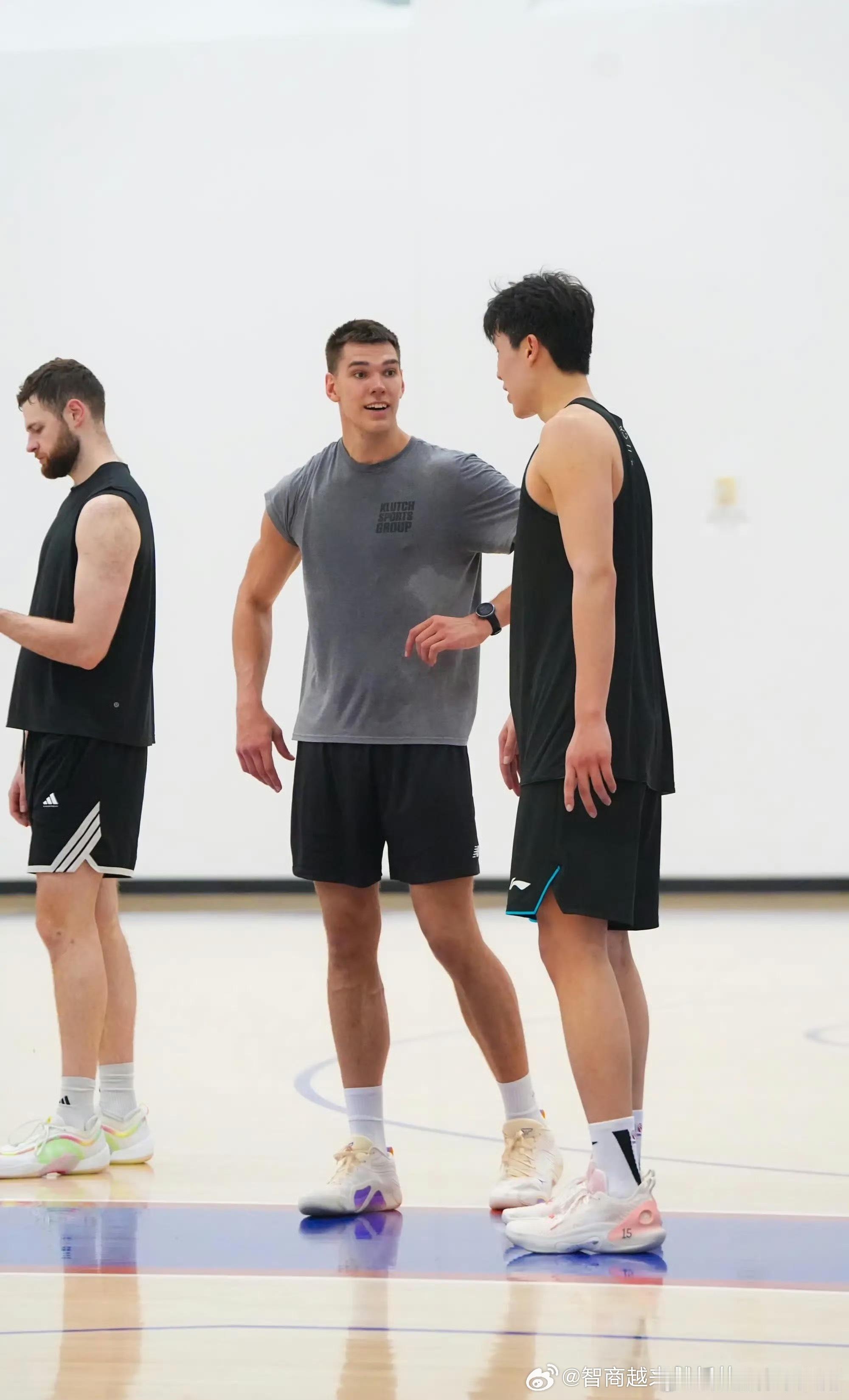 密西根大学俄罗斯中锋Vlad Goldin(2001-216cm-C)签约了经纪