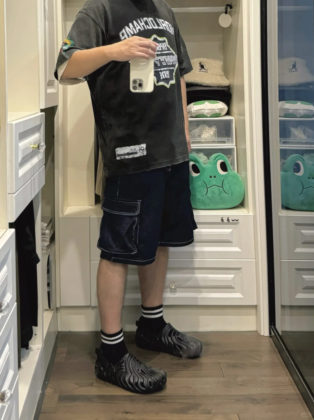 牛仔短裤｜洞洞鞋穿搭