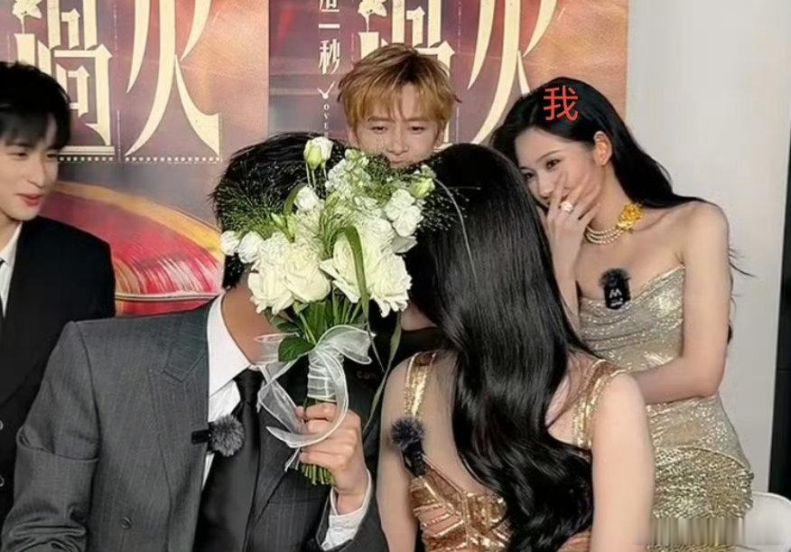 张凌赫王楚然用花挡脸张凌赫王楚然在偷偷说什么张凌赫王楚然你俩干啥呢，在偷偷说什么