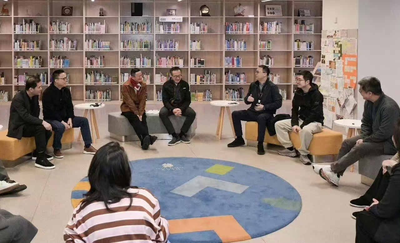 马云现身云谷学校交流AI马云去云谷学校了，蔡崇信、吴泳铭等阿里核心高层罕见聚在一