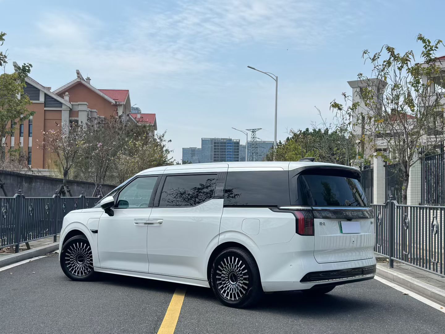 23年的极氪009纯电MPV现在也是来到了20多万，这个级别的舒适感我个人觉得还