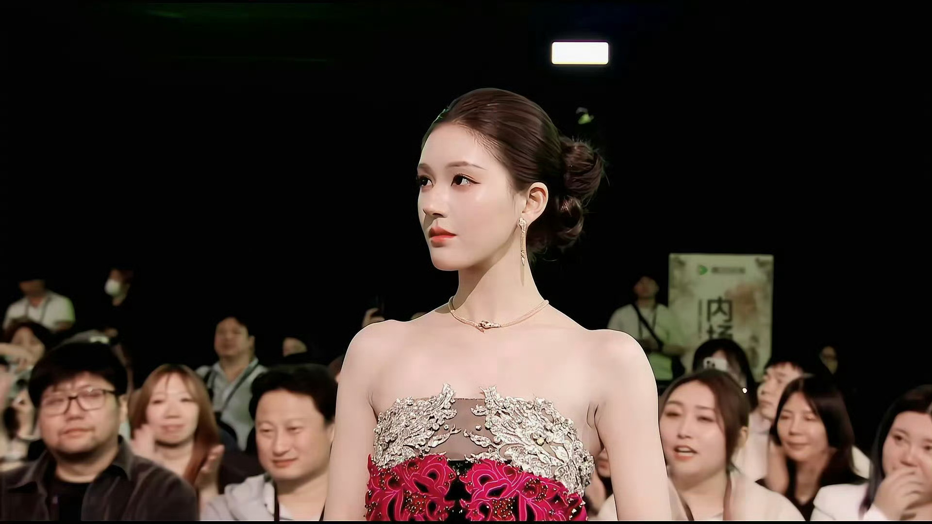 许妍回来了所有人点开这张图！！闺蜜眼神看得我爽爽的年冠就是有这个自信！！赵露思