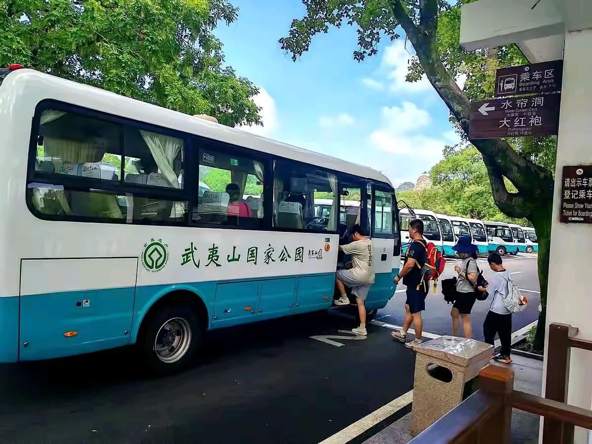 景交车可以说：武夷山在全国最贵短短的几公里收80元[捂脸][捂脸][捂脸]