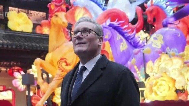 凤凰新闻【斯塔默在上海冒雨逛豫园，看花灯买点心】据凤凰卫视报道，斯塔默访沪之行在