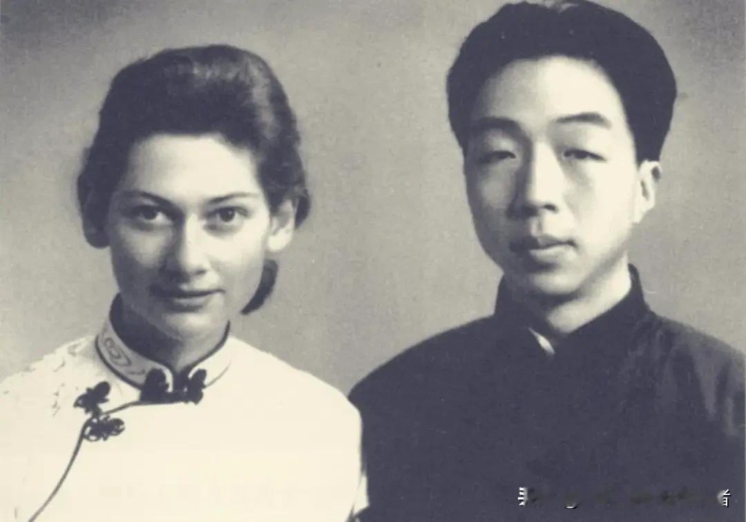 上个世纪40年代初，一个年轻貌美的英国女孩爱上了一个中国男人，执意要嫁给他。
 